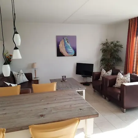 +/- 5 Minutes To Sea, Self Checkin *