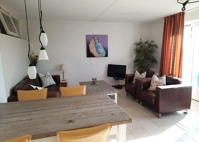 +/- 5 Minutes To Sea, Self Checkin *